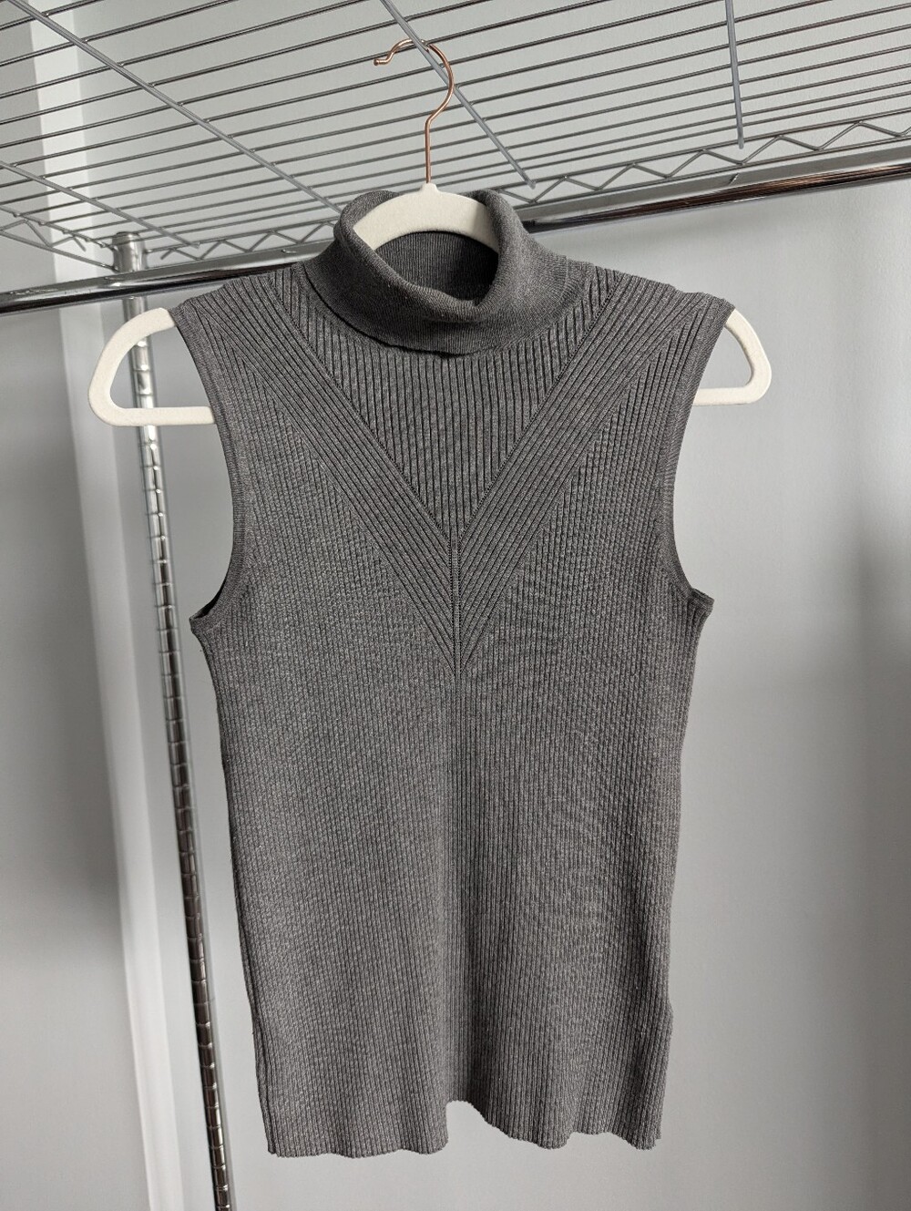 Sleeveless Ribbed Turtleneck Top - Gray